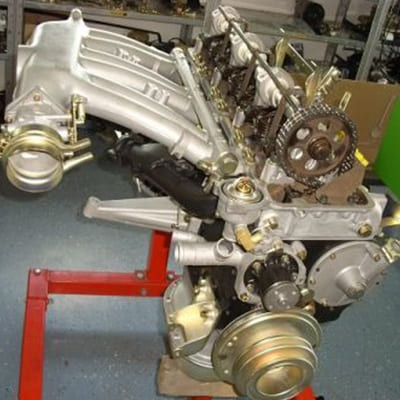 Motorinstandsetzung eines Mercedes 600 2