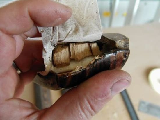 Abgebrochene Ecken und beschädigte Furniere