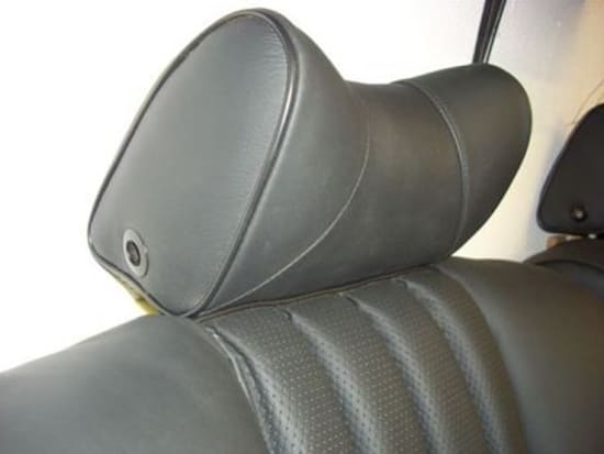 Kopfstütze eines Mercedes 600 überarbeitet