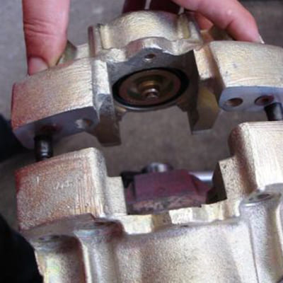 Hier wird eine vordere Bremszange zusammengebaut