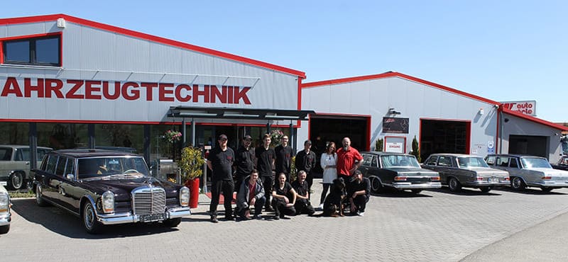 Wörle Fahrzeugtechnik Team vor Werkstatt