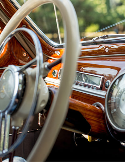 Lenkrad mit Holzarmatur